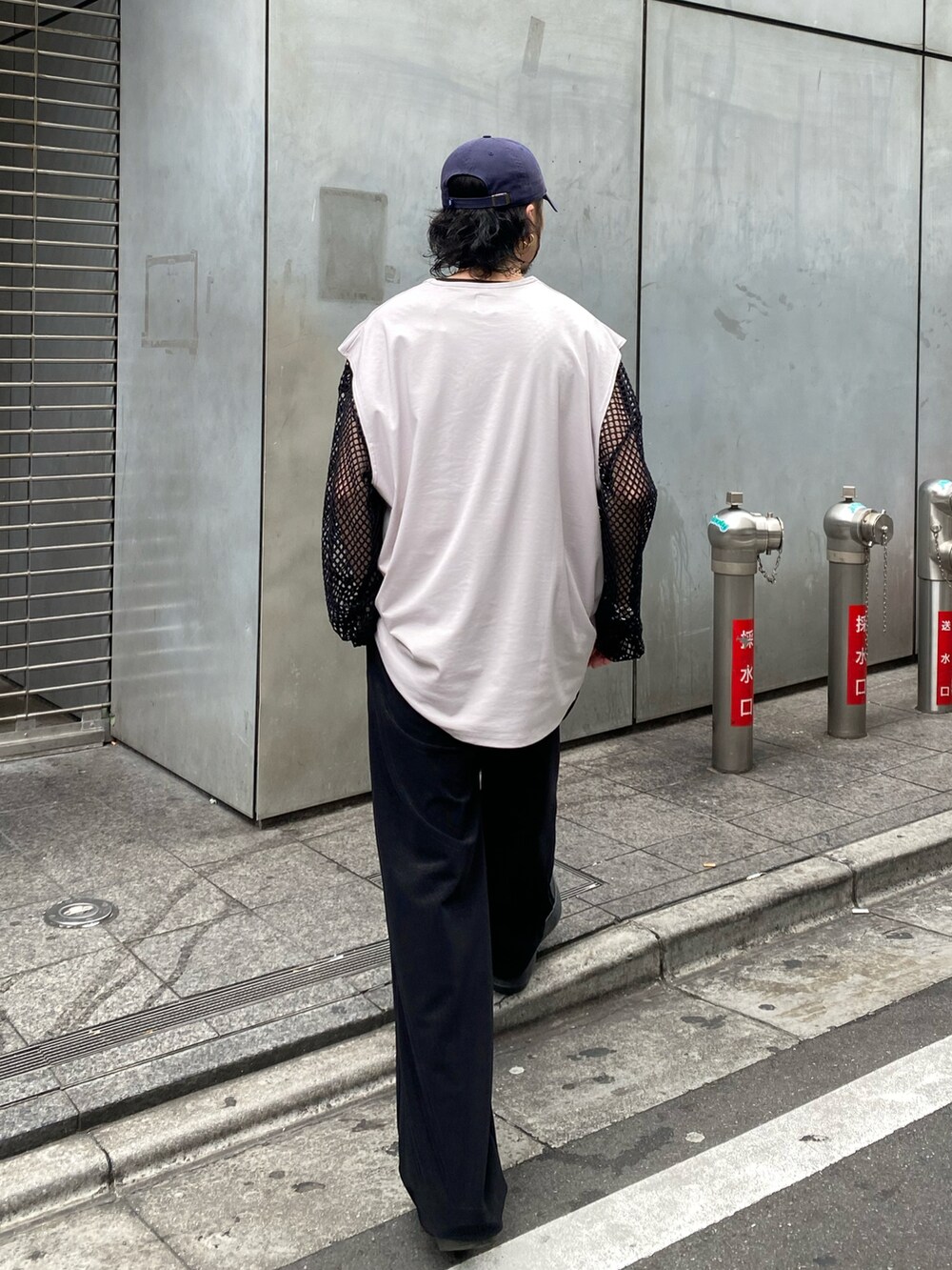 グレー系のTシャツ/カットソー、ブラック系のその他パンツ、ブラック系のTシャツ/カットソーを着用したメンズの春コーディネートの5枚目の写真