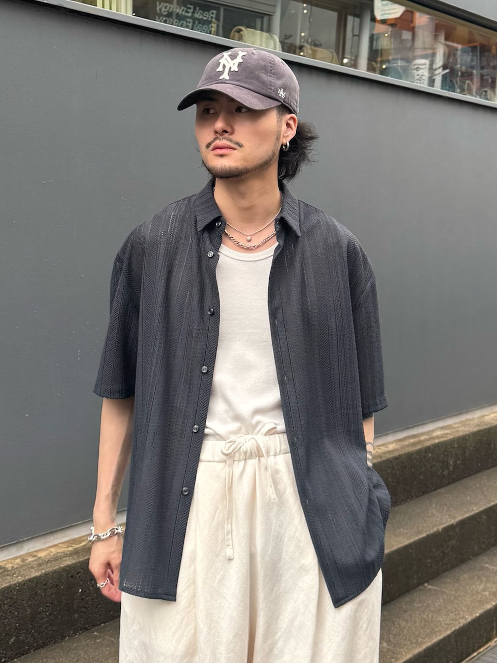 グレー系のシャツ/ブラウス、ホワイト系のその他パンツを着用したメンズの春コーディネートの5枚目の写真