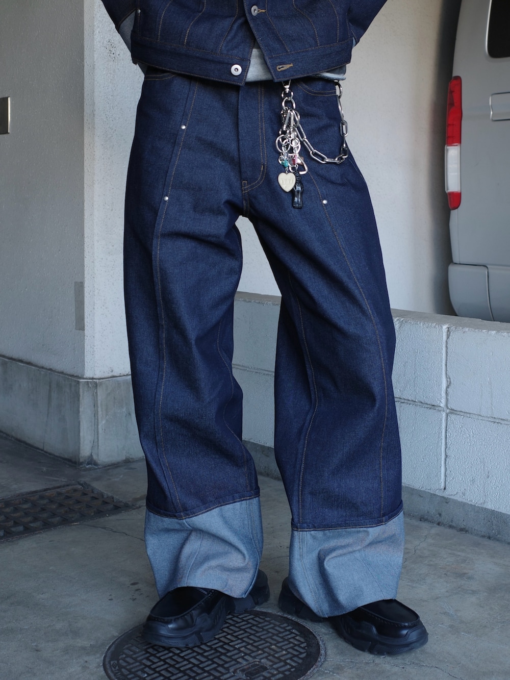 ブルー系のデニムパンツ、ホワイト系のスウェット、ブルー系のデニムジャケットを着用したメンズの冬コーディネートの7枚目の写真