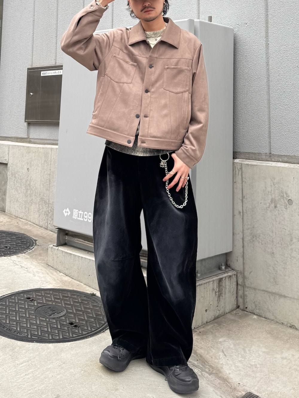 ブラック系のデニムパンツ、グレー系のブルゾン、シルバー系のウォレットチェーンを着用したメンズの春コーディネートの3枚目の写真