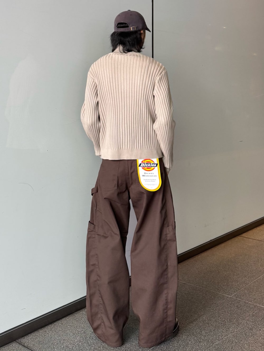 グレー系のニット/セーター、ブラウン系のその他パンツを着用したメンズの秋コーディネートの2枚目の写真