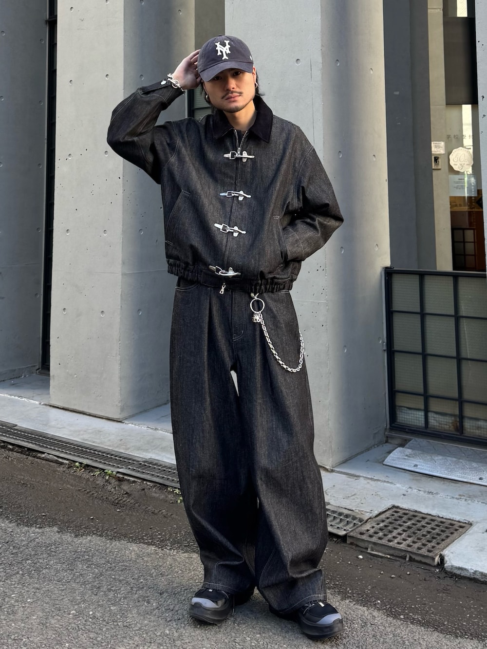 ブラック系のブルゾン、ブラック系のデニムパンツ、シルバー系のウォレットチェーンを着用したメンズの冬コーディネートの2枚目の写真