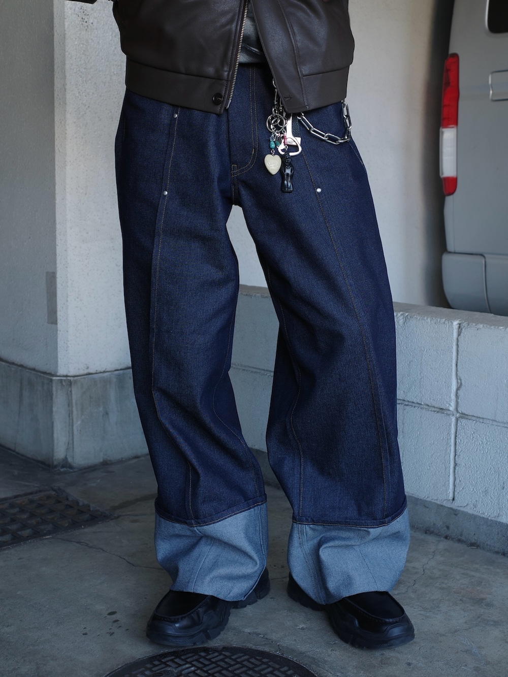 ブラウン系のブルゾン、ブルー系のデニムパンツを着用したメンズの冬コーディネートの9枚目の写真