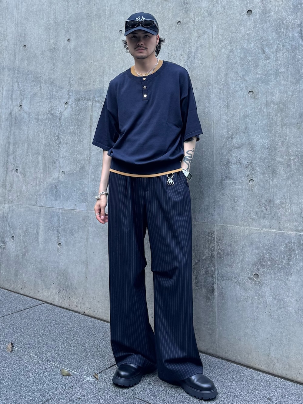 ブルー系のTシャツ/カットソー、ブルー系のスラックス、ブラック系のその他シューズを着用したメンズの夏コーディネートの2枚目の写真