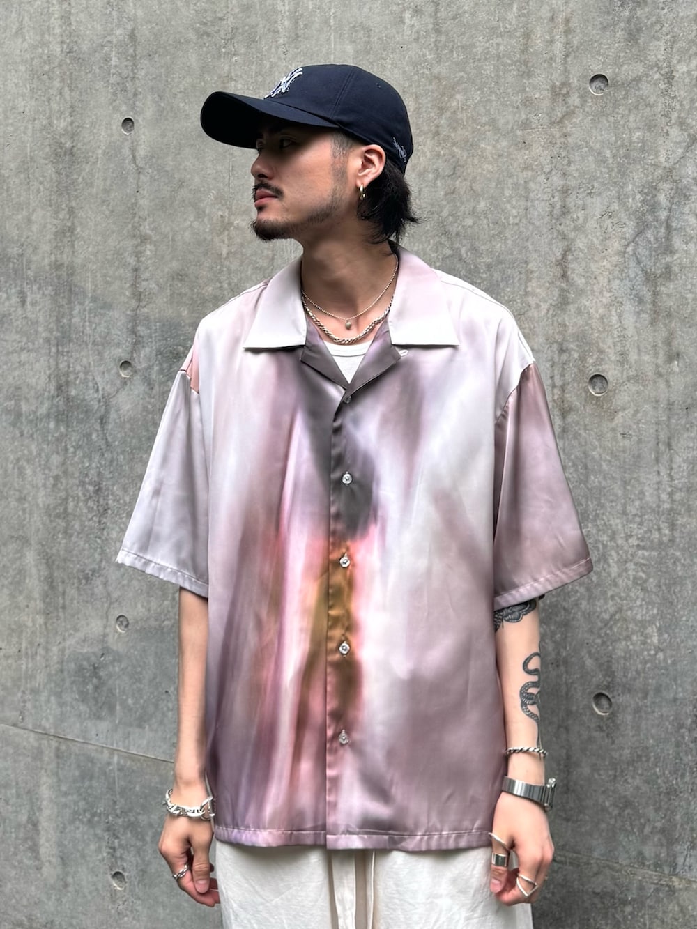 ホワイト系のシャツ/ブラウス、ホワイト系のその他パンツを着用したメンズの夏コーディネートの3枚目の写真