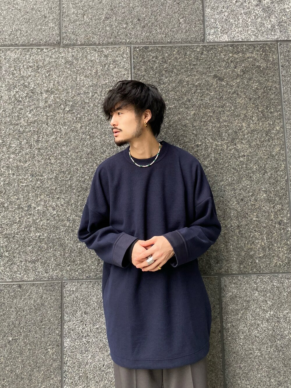 ブルー系のTシャツ/カットソー、グレー系のスラックス、ブラック系のドレスシューズを着用したメンズの冬コーディネートの5枚目の写真