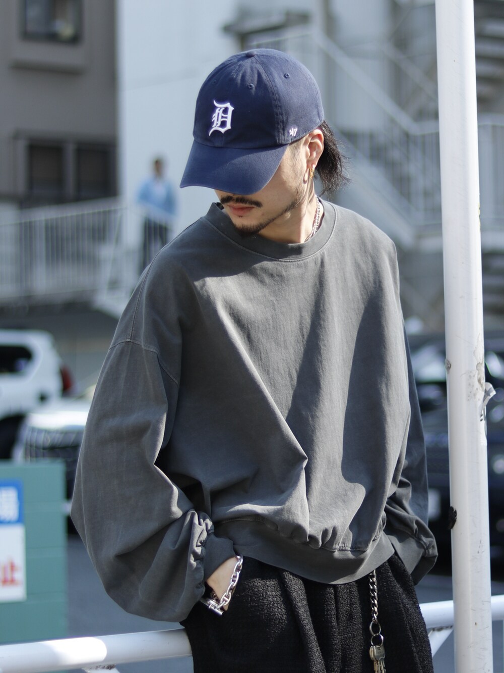 グレー系のTシャツ/カットソー、ブラック系のその他パンツを着用したメンズの春コーディネートの2枚目の写真