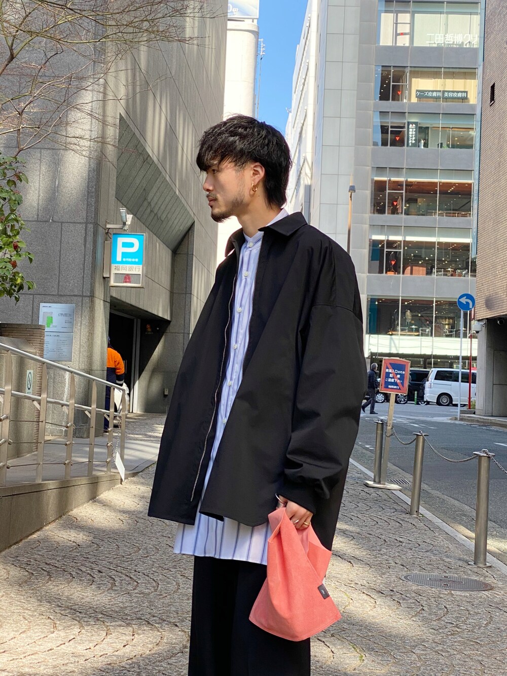 ブラック系のシャツ/ブラウス、ホワイト系のシャツ/ブラウス、ブラック系のスラックスを着用したメンズの春コーディネートの3枚目の写真