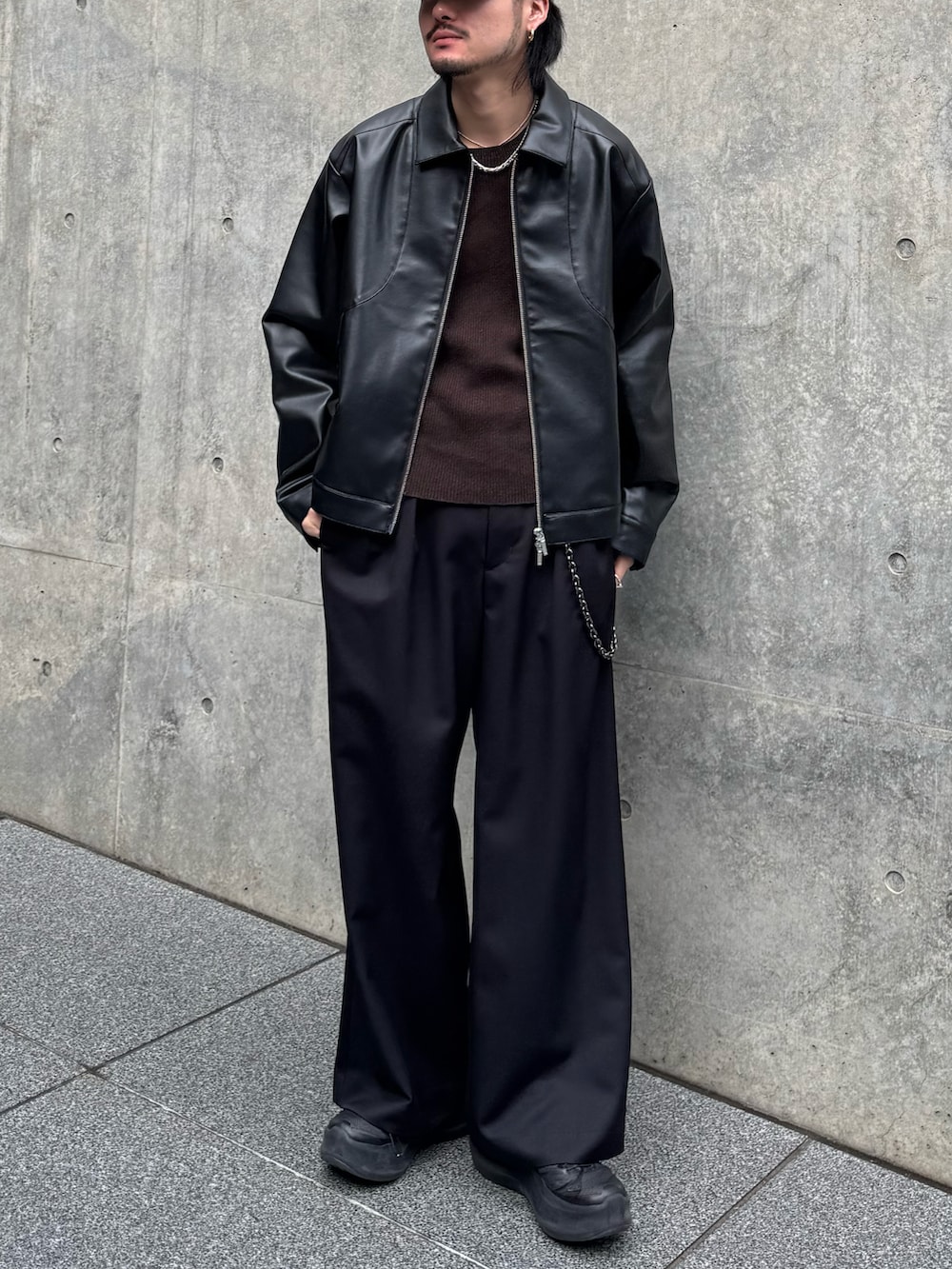 ブラック系のブルゾン、ブラック系のスラックス、ブラック系のウォレットチェーンを着用したメンズの春コーディネートの3枚目の写真