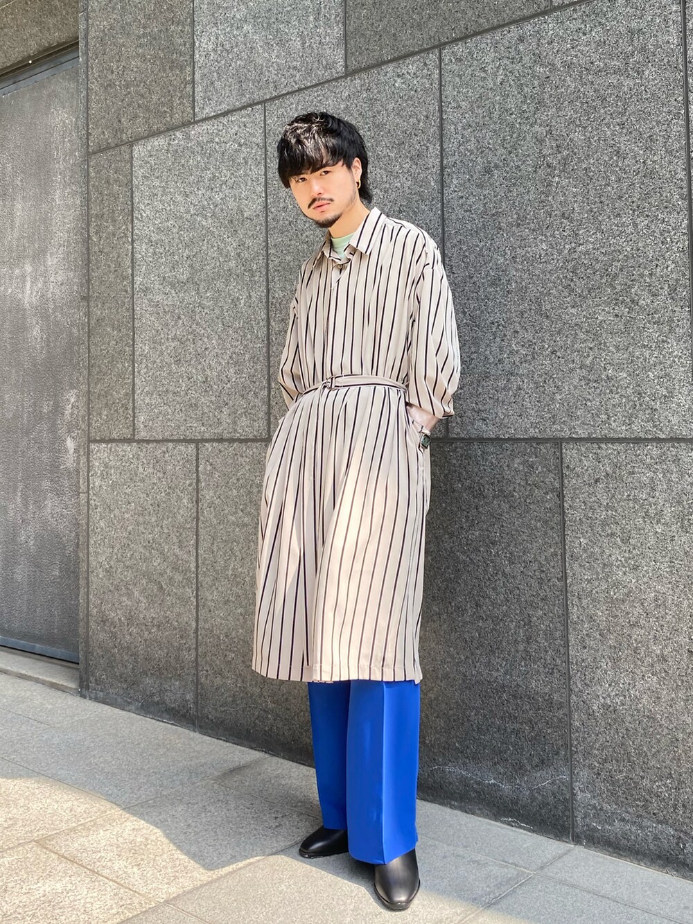 ベージュ系のシャツ/ブラウス、ブルー系のスラックス、ブラック系のドレスシューズを着用したメンズの春コーディネートの5枚目の写真