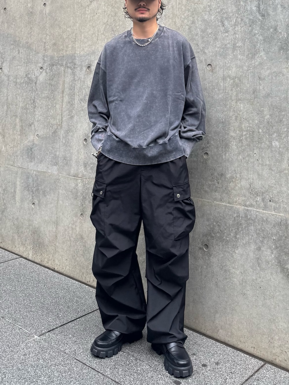 グレー系のスウェット、ブラック系のカーゴパンツを着用したメンズの秋コーディネートの3枚目の写真