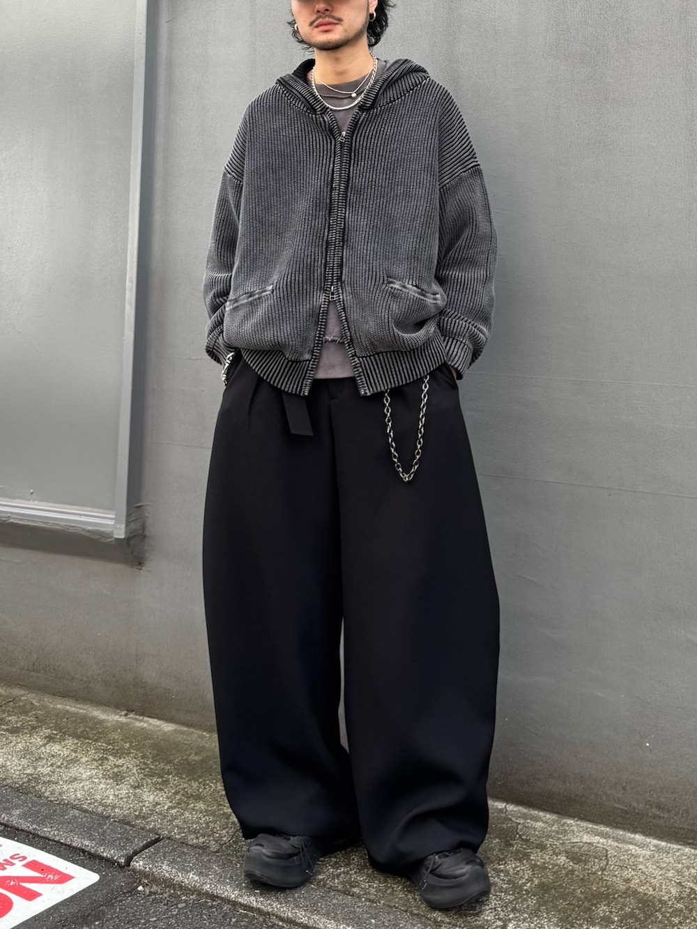 グレー系のパーカー、ブラック系のスラックス、グレー系のスウェットを着用したメンズの春コーディネートの4枚目の写真