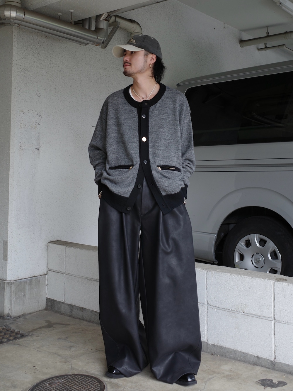 グレー系のカーディガン/ボレロ、ブラック系のその他パンツを着用したメンズの秋コーディネートの2枚目の写真