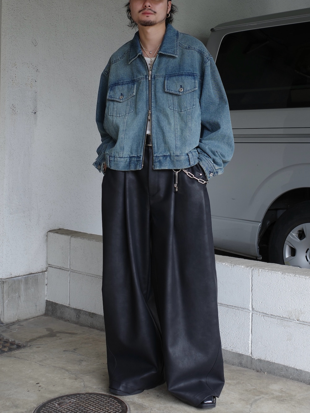ブルー系のデニムジャケット、ブラック系のその他パンツを着用したメンズの秋コーディネートの3枚目の写真