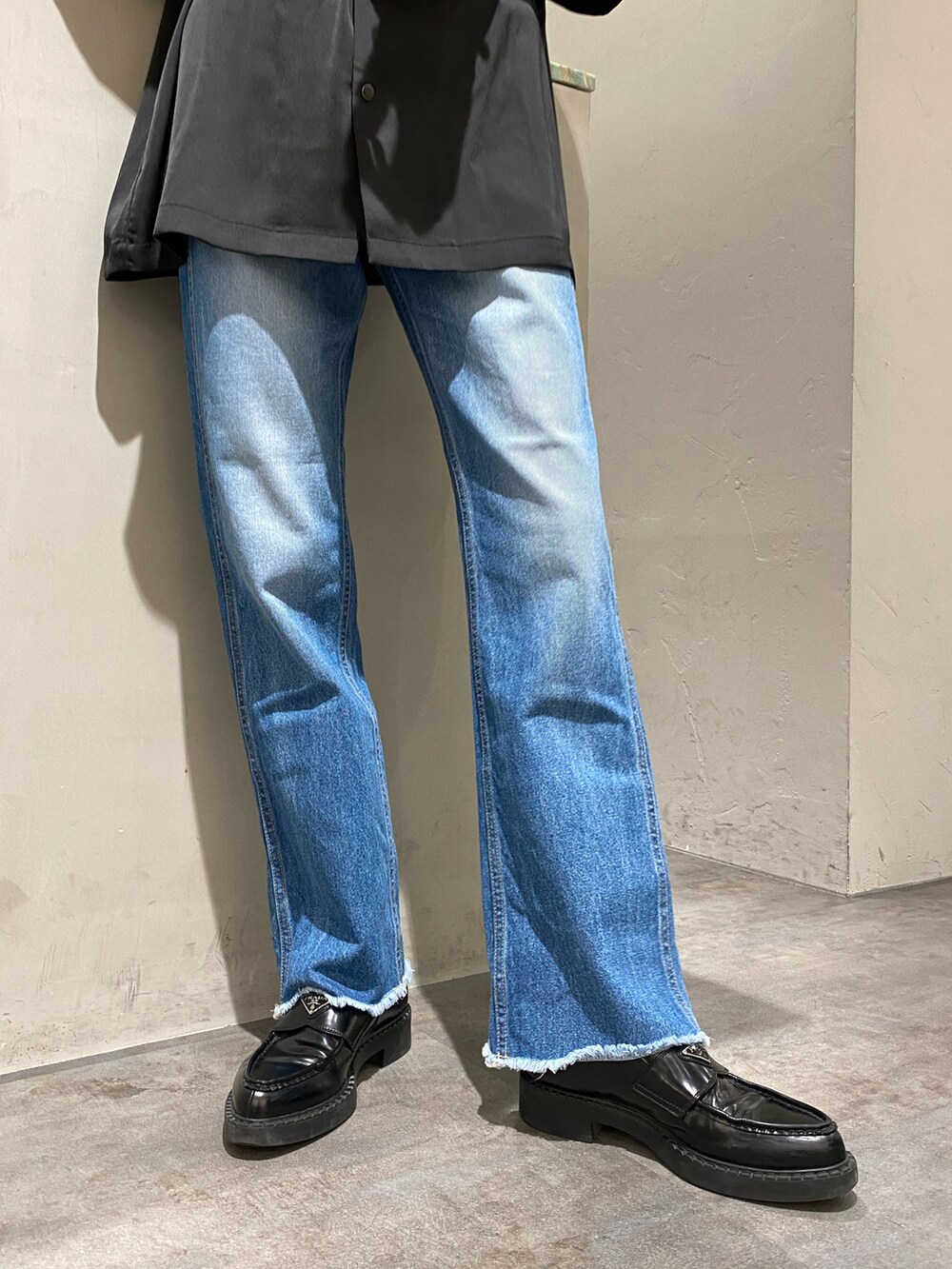 ブラック系のシャツ/ブラウス、ブルー系のデニムパンツ、シルバー系のバングル/リストバンドを着用したメンズの春コーディネートの4枚目の写真