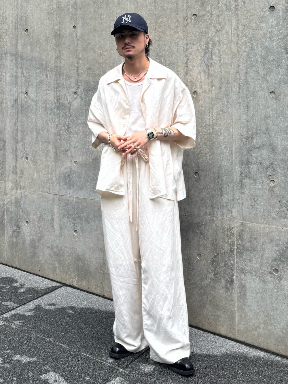 ホワイト系のシャツ/ブラウス、ホワイト系のその他パンツ、ホワイト系のタンクトップを着用したメンズの夏コーディネートの2枚目の写真