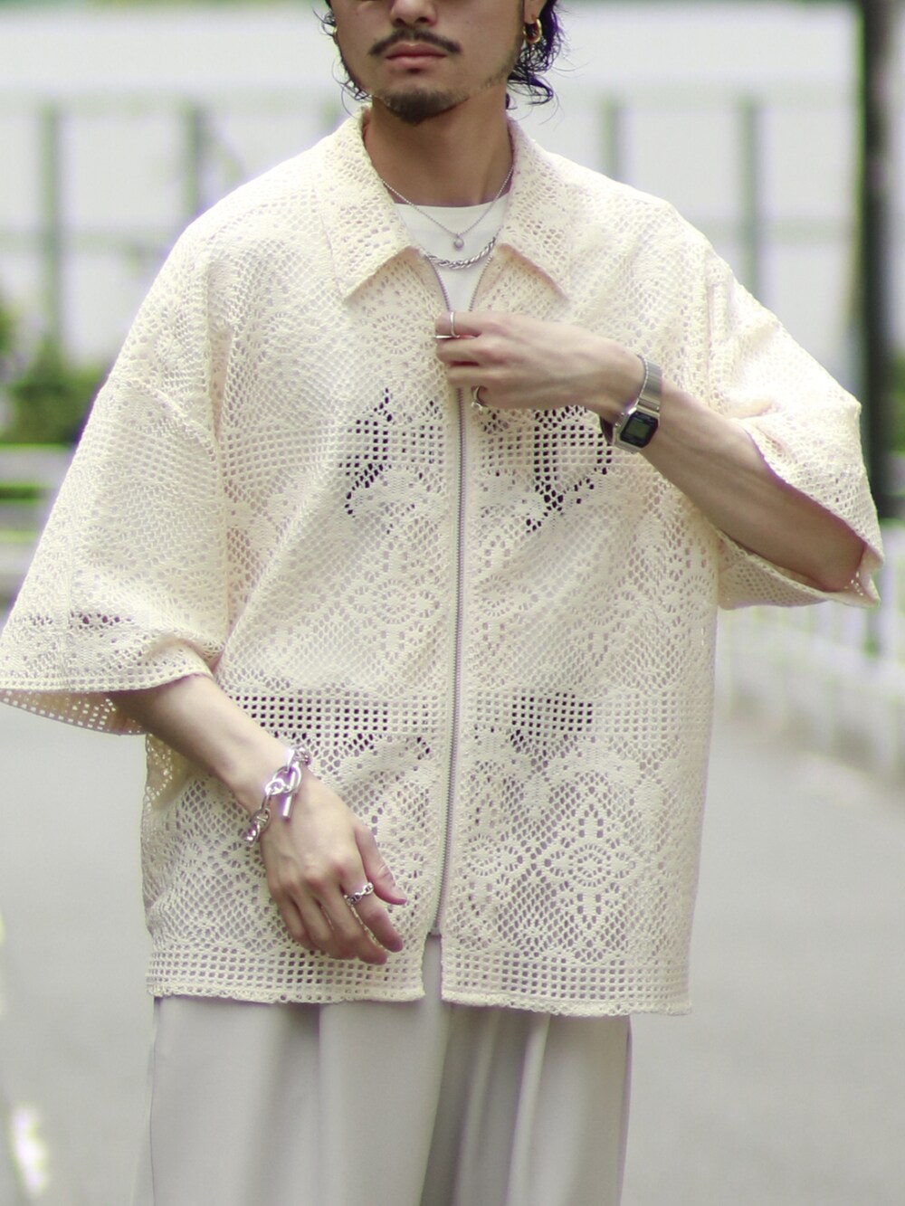 ホワイト系のシャツ/ブラウス、グレー系のパンツ、ホワイト系のTシャツ/カットソーを着用したメンズの夏コーディネートの2枚目の写真