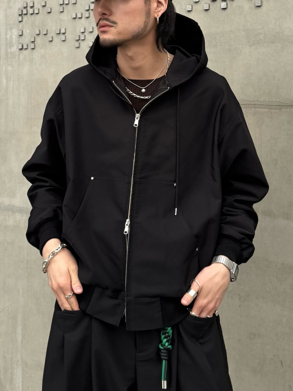 ブラック系のその他パンツ、ブラック系のブルゾン、ブラック系のキーホルダーを着用したメンズの冬コーディネートの7枚目の写真