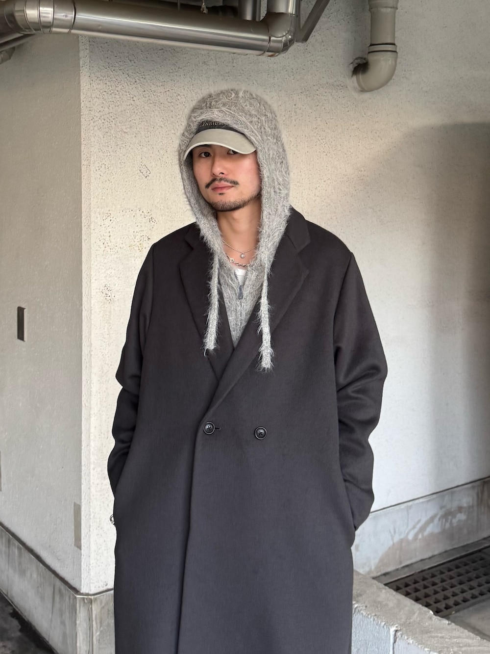 ブラック系のその他パンツ、ブラック系のブーツ、グレー系のニット/セーターを着用したメンズの秋コーディネートの7枚目の写真