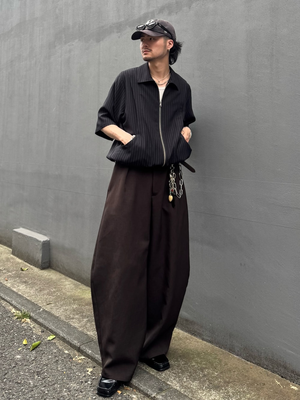 ブラック系のシャツ/ブラウス、グレー系のスラックスを着用したメンズの夏コーディネートの3枚目の写真
