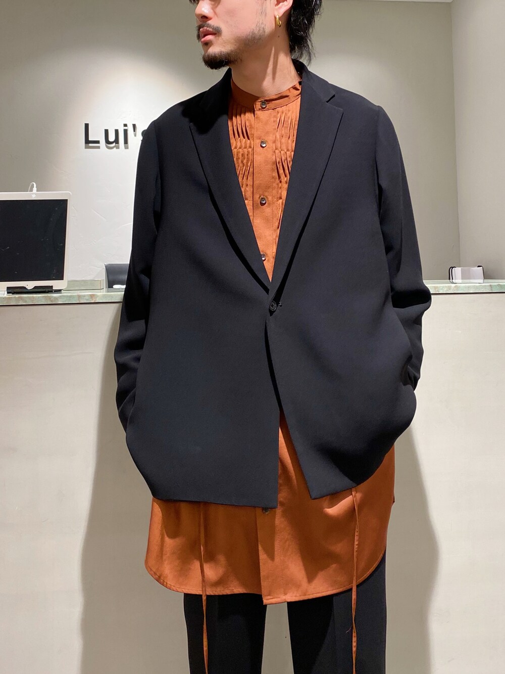 ブラウン系のシャツ/ブラウス、ブラック系のテーラードジャケット、ブラック系のスラックスを着用したメンズの春コーディネートの3枚目の写真