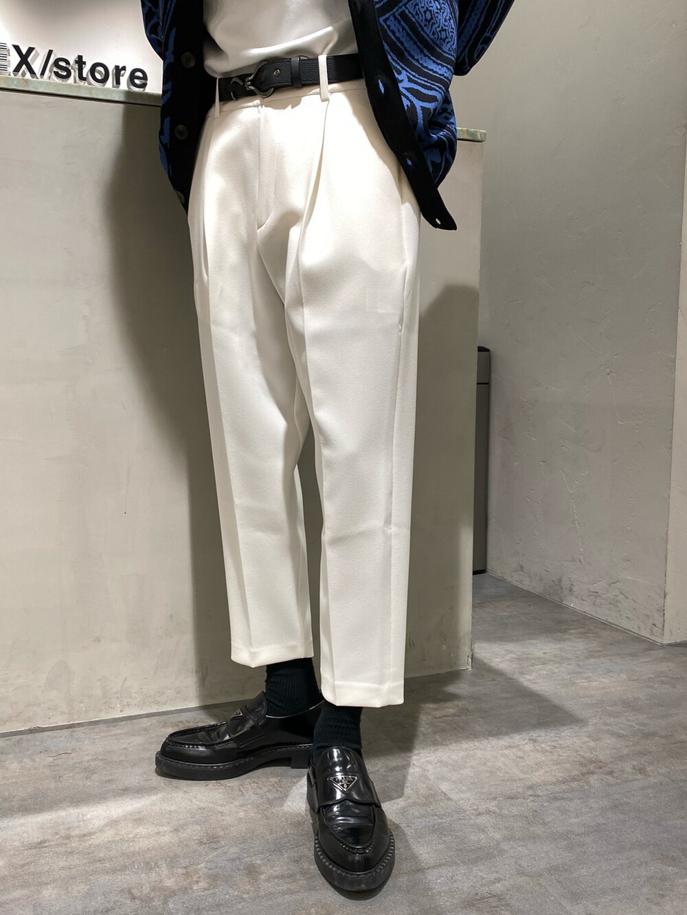 ブラック系のカーディガン/ボレロ、ホワイト系のスラックスを着用したメンズの春コーディネートの5枚目の写真