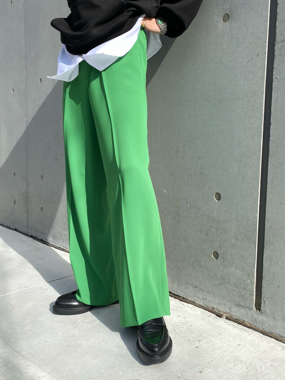 ブラック系のパーカー、ホワイト系のシャツ/ブラウス、グリーン系のスラックスを着用したメンズの冬コーディネートの4枚目の写真