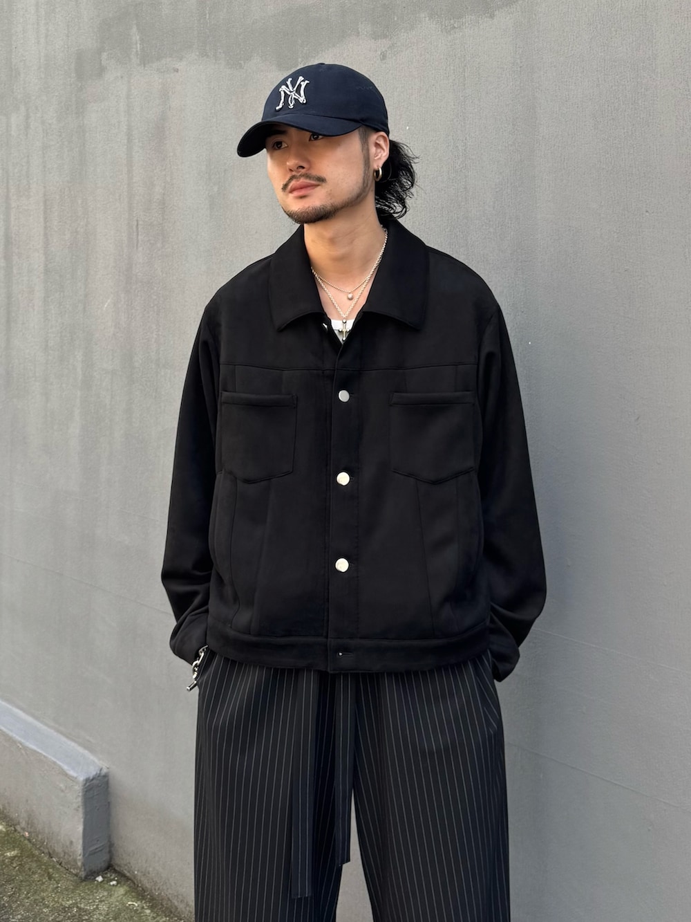 ブラック系のブルゾン、ブラック系のその他パンツ、ブラック系のローファーを着用したメンズの冬コーディネートの4枚目の写真