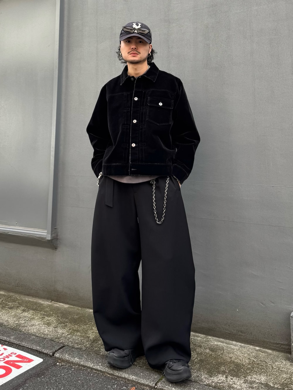 ブラック系のデニムジャケット、ブラック系のスラックス、ブラック系のウォレットチェーンを着用したメンズの春コーディネートの2枚目の写真