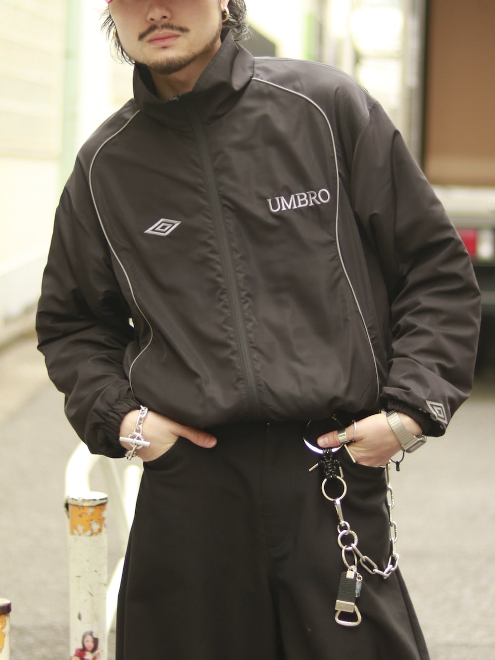 ブラック系のブルゾン、ブラック系のスラックス、ブラック系のキーホルダーを着用したメンズの冬コーディネートの3枚目の写真