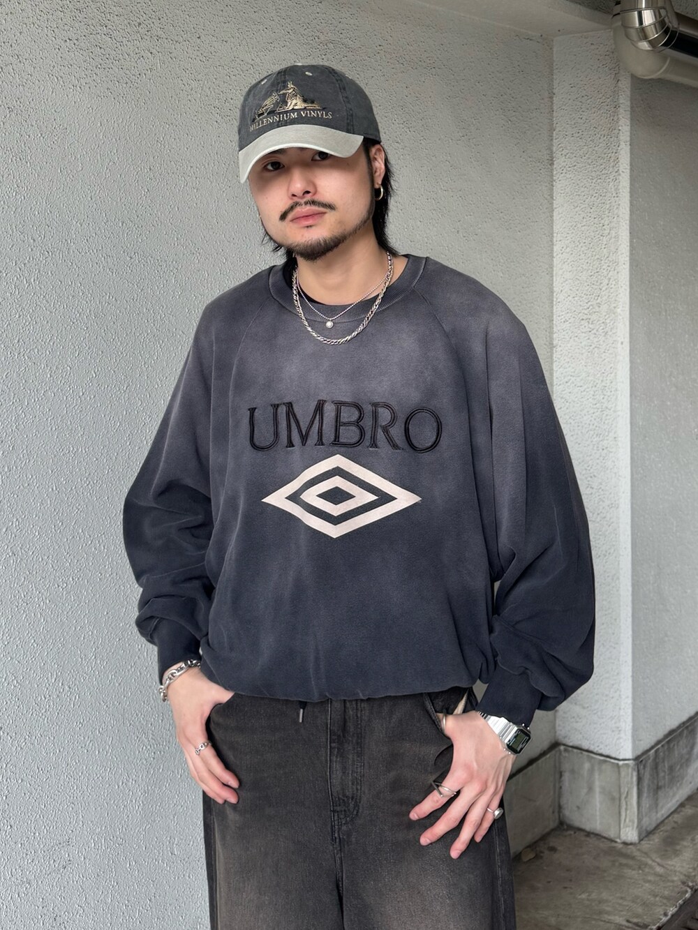 ブラック系のデニムパンツ、ブラック系のその他シューズ、グレー系のスウェットを着用したメンズの春コーディネートの3枚目の写真