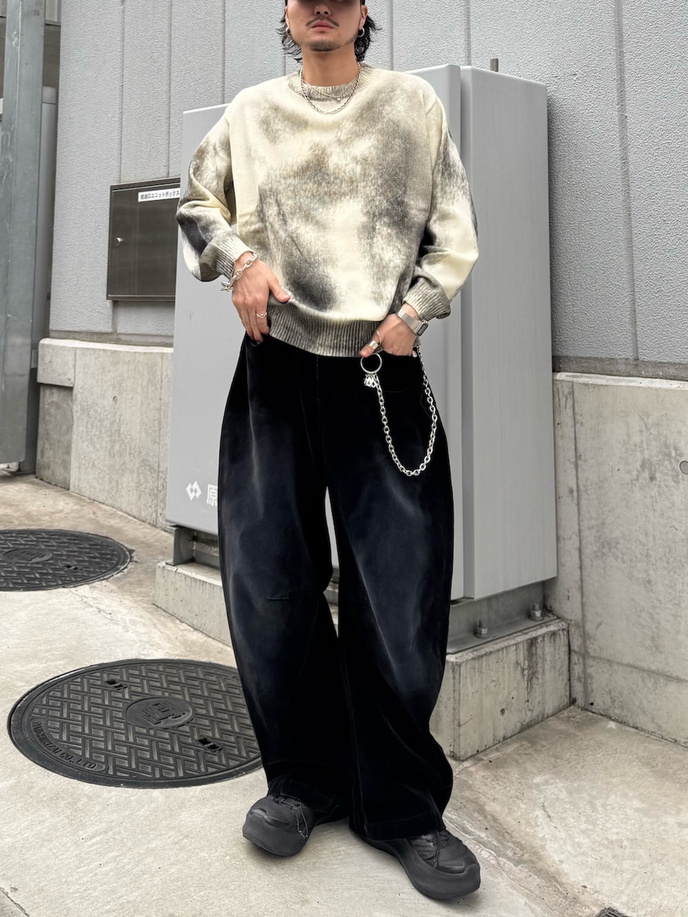 ホワイト系のニット/セーター、ブラック系のデニムパンツ、シルバー系のウォレットチェーンを着用したメンズの春コーディネートの4枚目の写真