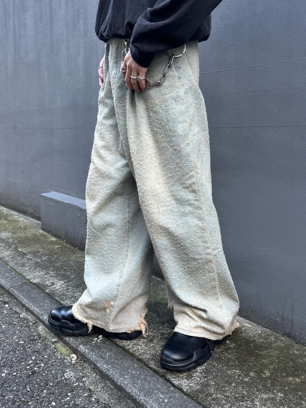 ブラック系のスウェット、ブラック系のその他シューズ、ブルー系のデニムパンツを着用したメンズの秋コーディネートの6枚目の写真