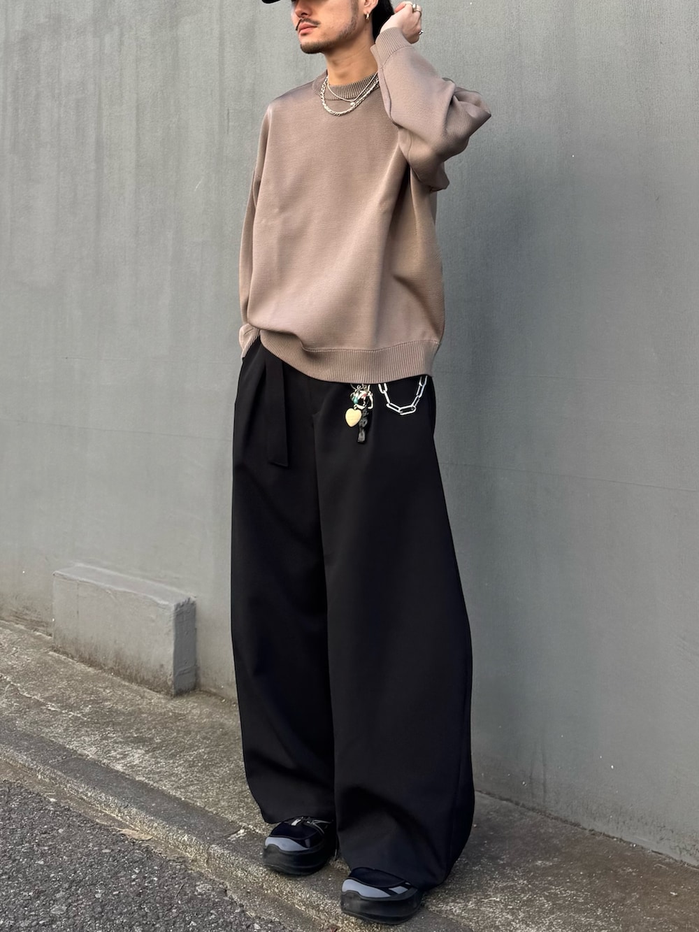 ブラウン系のニット/セーター、ブラック系のその他パンツを着用したメンズの冬コーディネートの4枚目の写真