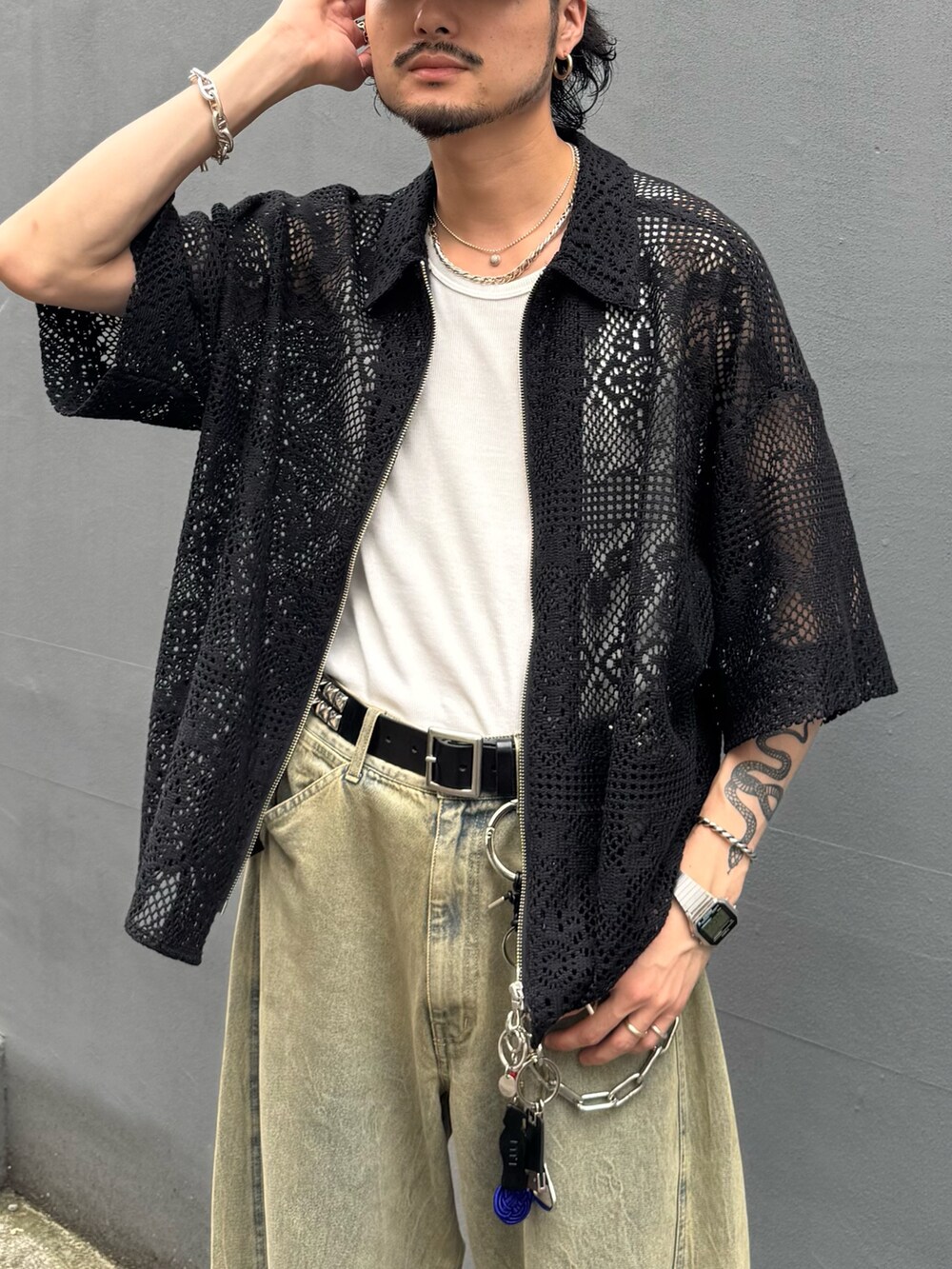 ブラック系のシャツ/ブラウス、グリーン系のデニムパンツを着用したメンズの夏コーディネートの3枚目の写真