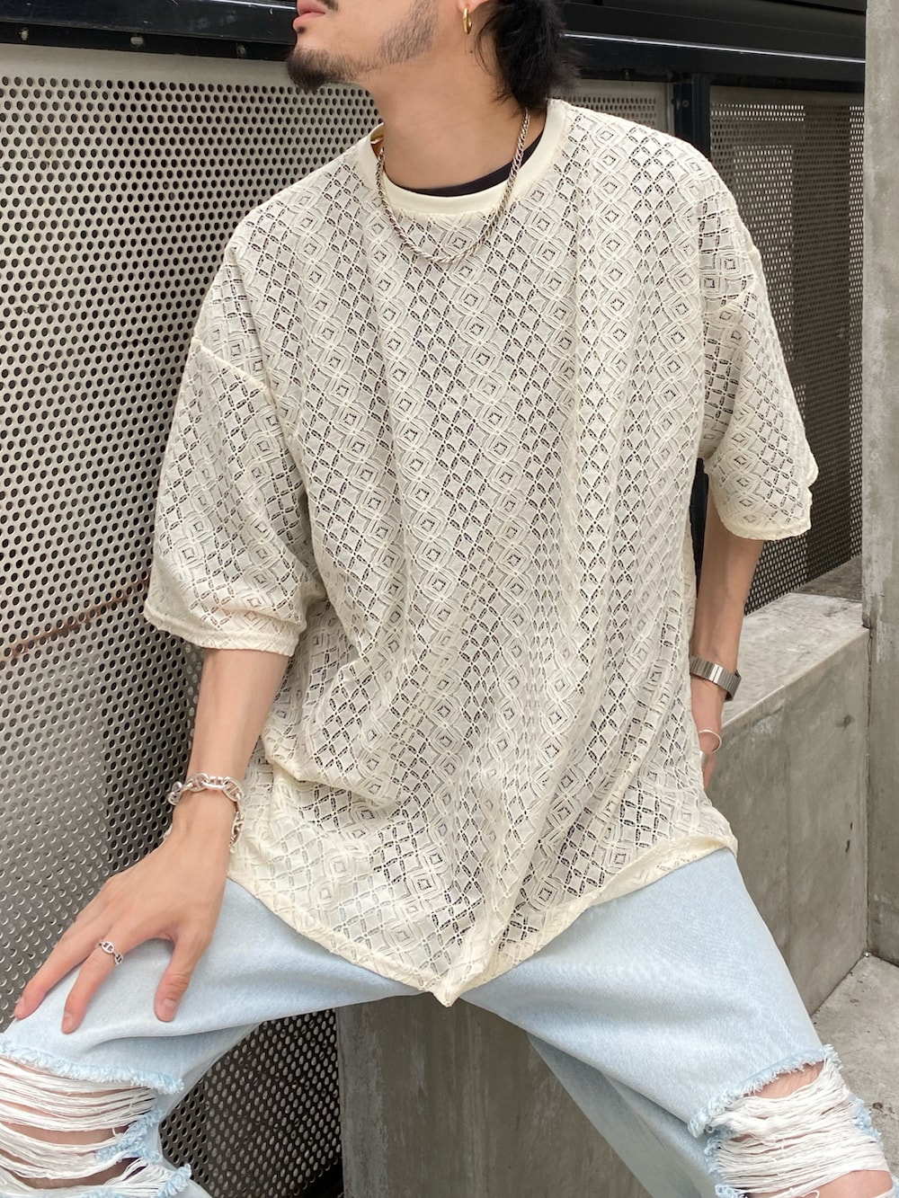 ホワイト系のTシャツ/カットソー、ブルー系のデニムパンツを着用したメンズの夏コーディネートの2枚目の写真