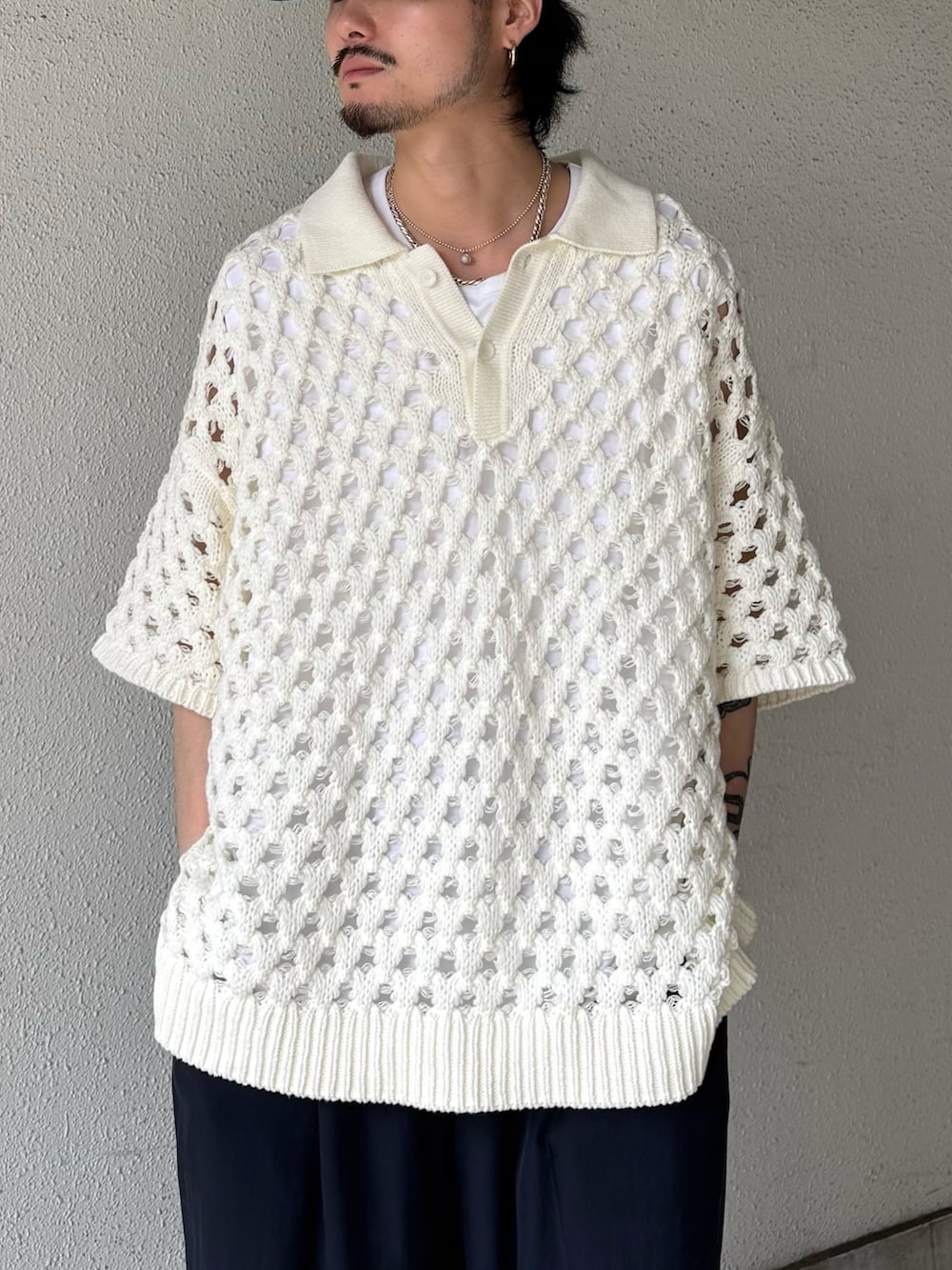 ホワイト系のニット/セーター、ブルー系のその他パンツを着用したメンズの夏コーディネートの3枚目の写真