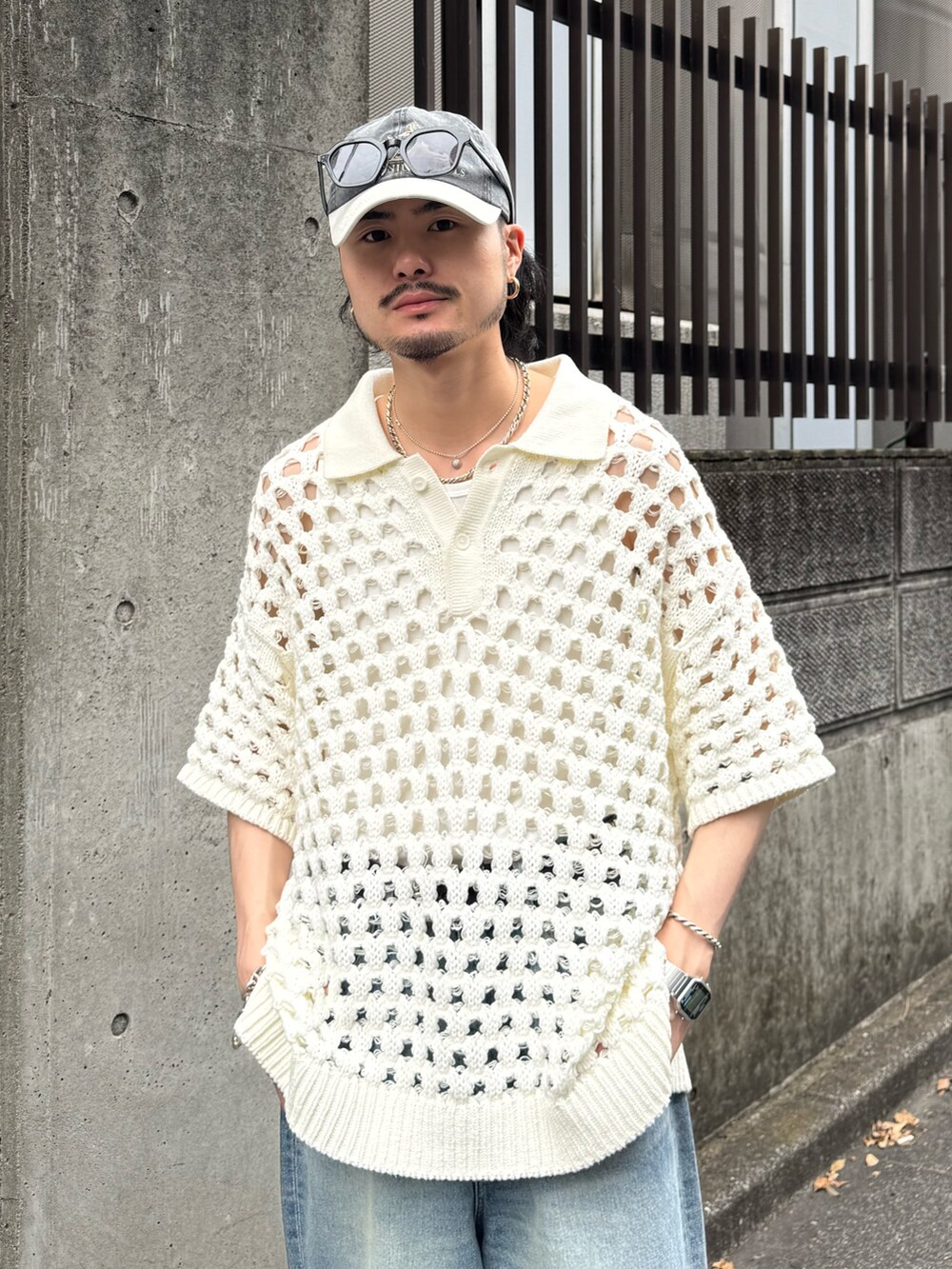 ホワイト系のニット/セーター、ブルー系のデニムパンツ、ブラック系のその他シューズを着用したメンズの春コーディネートの3枚目の写真