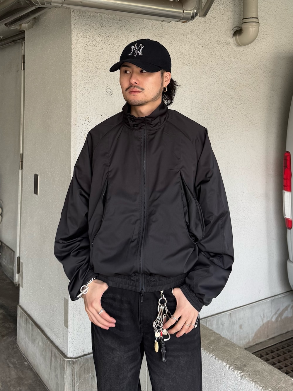 ブラック系のブルゾン、ブラック系のデニムパンツを着用したメンズの春コーディネートの5枚目の写真