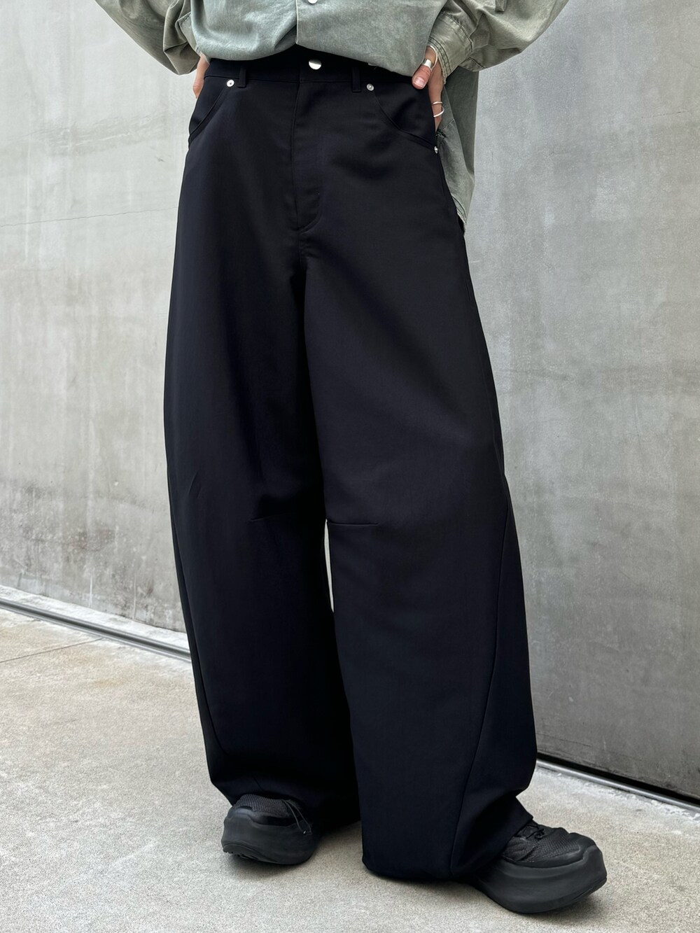 ブルー系のシャツ/ブラウス、ブラック系のパンツを着用したメンズの秋コーディネートの3枚目の写真