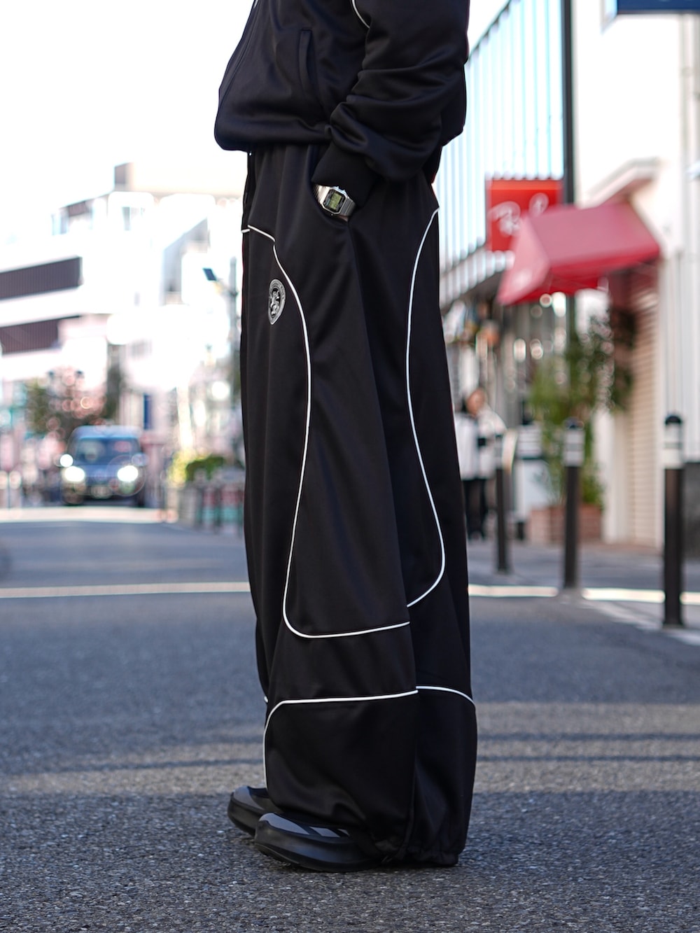 ブラック系のブルゾン、ブラック系のその他パンツを着用したメンズの冬コーディネートの10枚目の写真