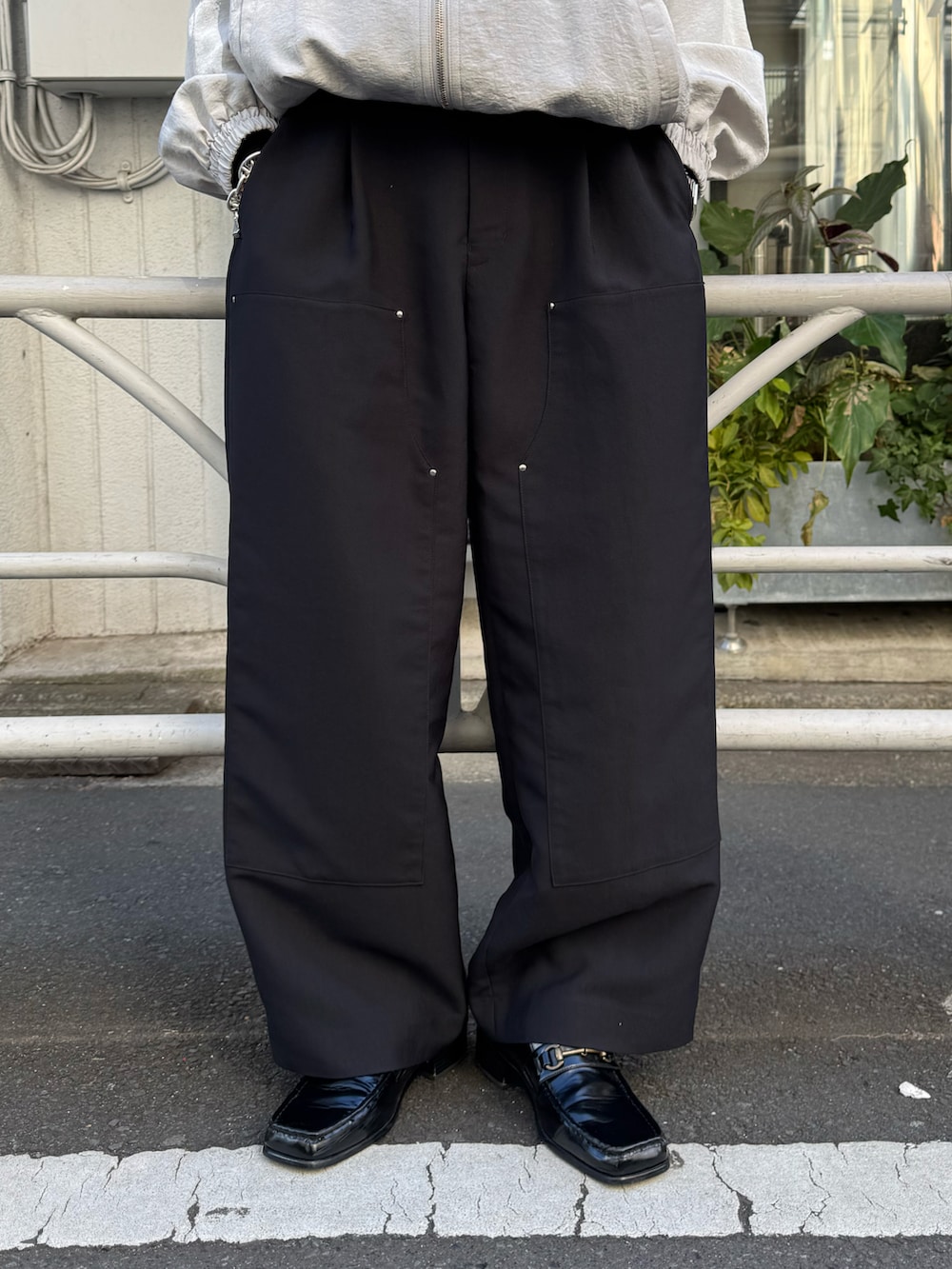 グレー系のブルゾン、ブラック系のその他パンツ、ブラック系のローファーを着用したメンズの春コーディネートの4枚目の写真