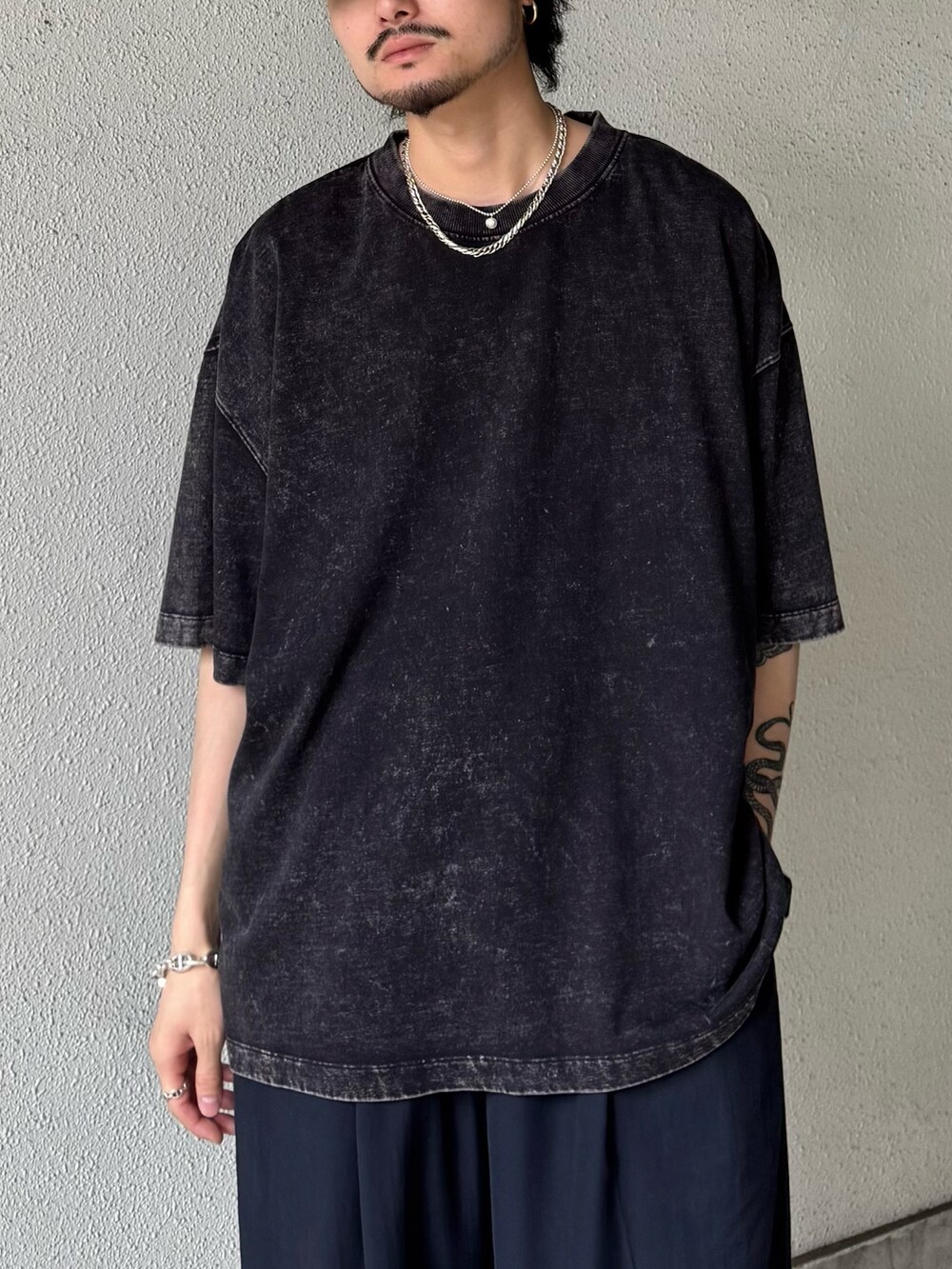 ブラック系のTシャツ/カットソー、ブルー系のその他パンツを着用したメンズの夏コーディネートの3枚目の写真