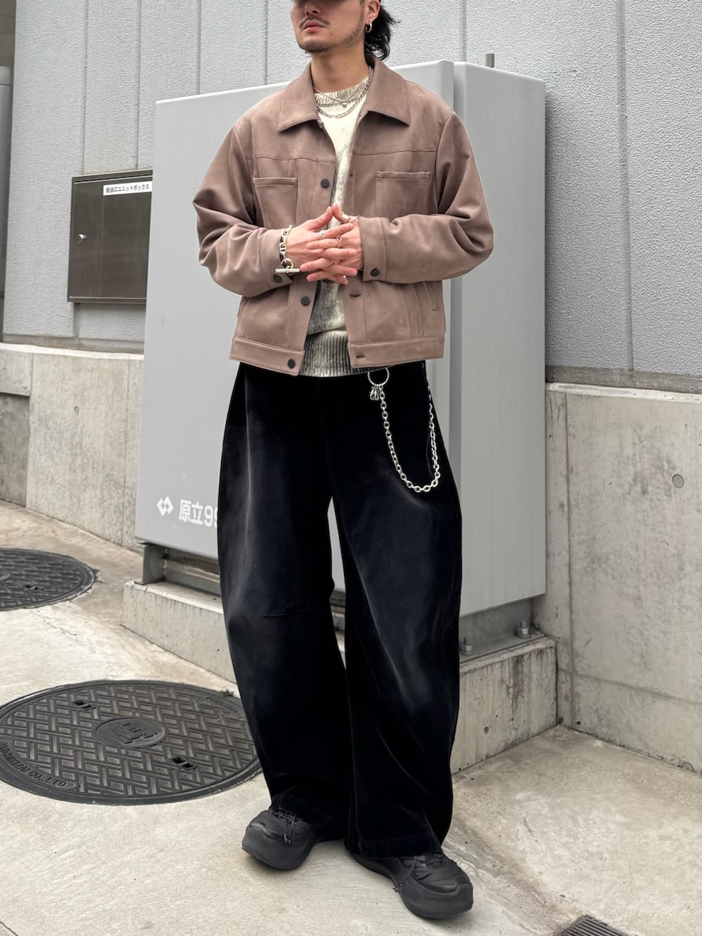 ブラック系のデニムパンツ、グレー系のブルゾン、シルバー系のウォレットチェーンを着用したメンズの春コーディネートの4枚目の写真