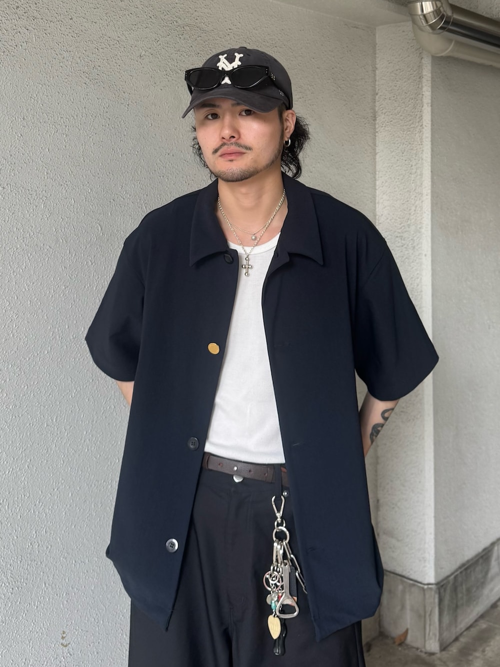 ブルー系のシャツ/ブラウス、ブラック系のスラックスを着用したメンズの春コーディネートの2枚目の写真