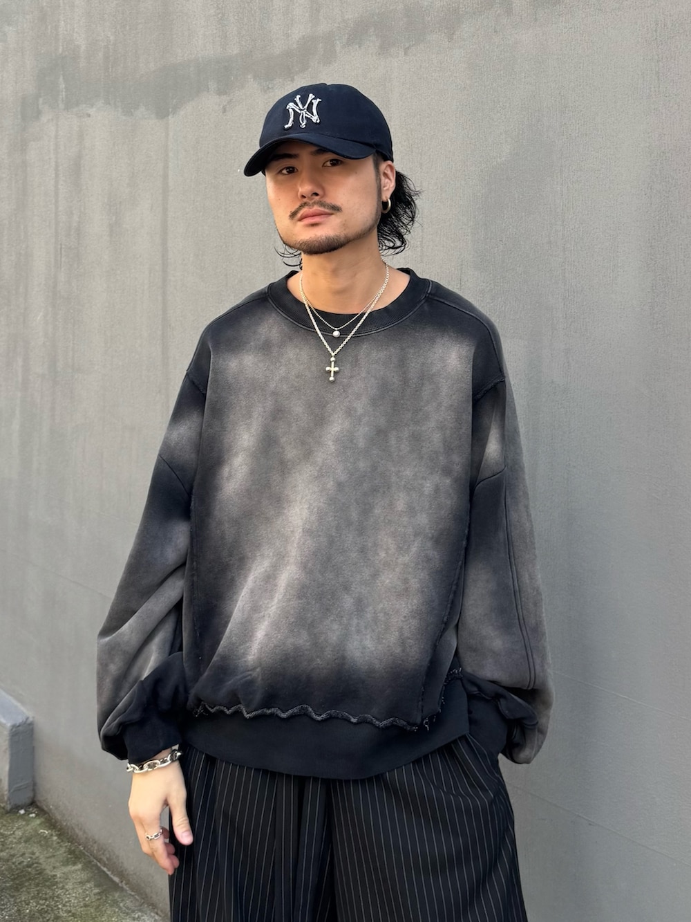 ブラック系のスウェット、ブラック系のその他パンツ、ブラック系のローファーを着用したメンズの秋コーディネートの4枚目の写真