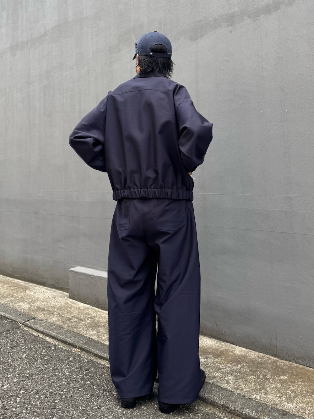 ブルー系のスラックス、ブルー系のブルゾン、シルバー系のウォレットチェーンを着用したメンズの秋コーディネートの4枚目の写真