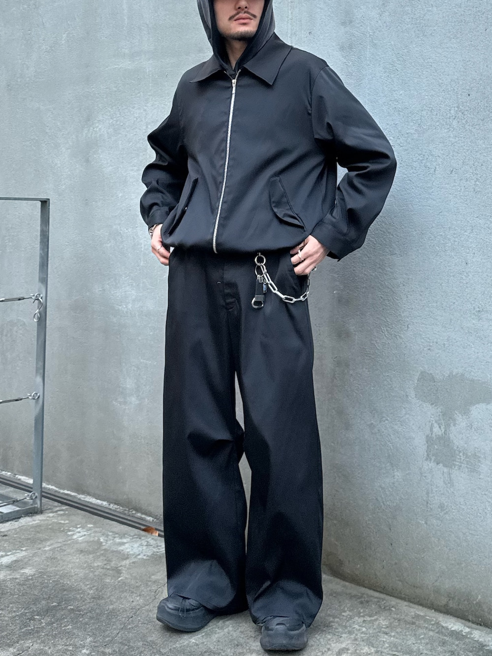 ブラック系のその他パンツ、ブラック系のブルゾン、グレー系のスウェットを着用したメンズの春コーディネートの2枚目の写真