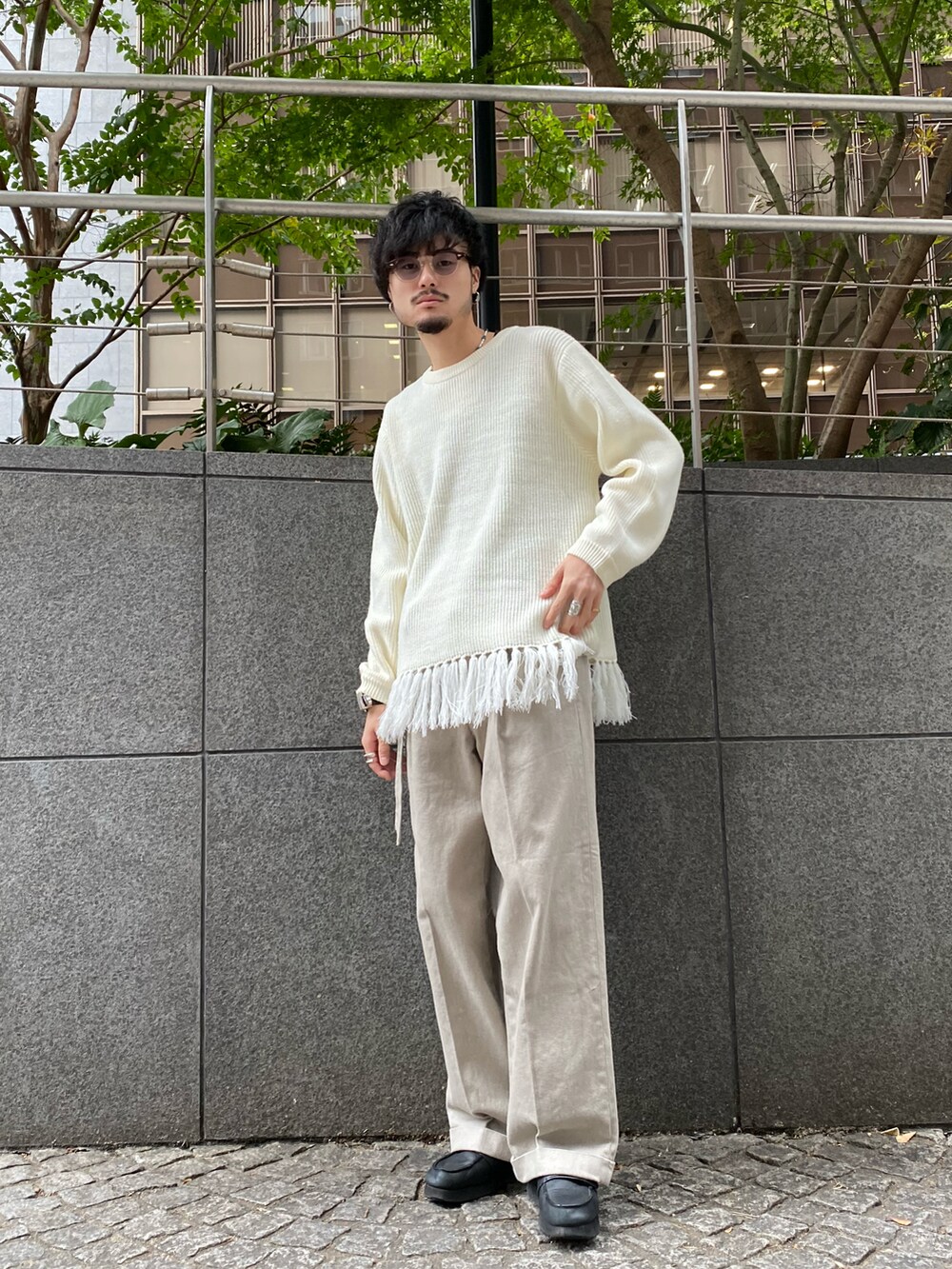 ホワイト系のニット/セーター、ベージュ系のデニムパンツを着用したメンズの冬コーディネートの2枚目の写真