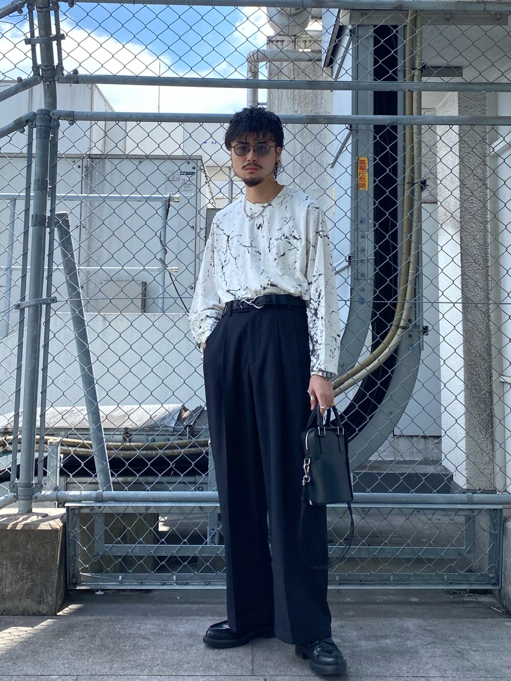 ホワイト系のTシャツ/カットソー、ブラック系のその他パンツ、ブラック系のショルダーバッグを着用したメンズの夏コーディネートの2枚目の写真